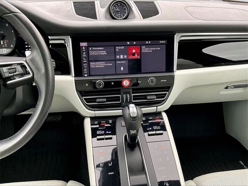 Used 2022 Porsche Macan image 16