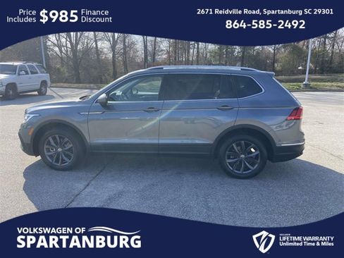 Used 2023 Volkswagen Tiguan SE w/ Panoramic Sunroof Package image 6