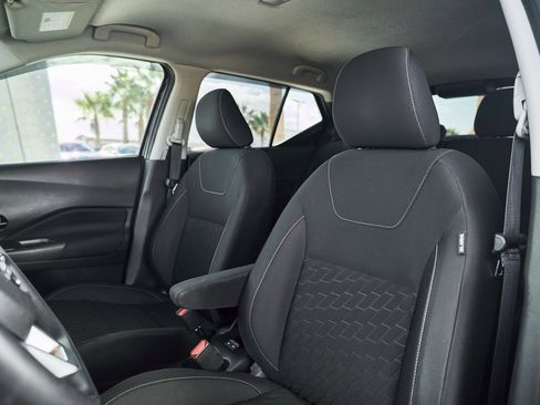 Used 2021 Nissan Kicks S image 3