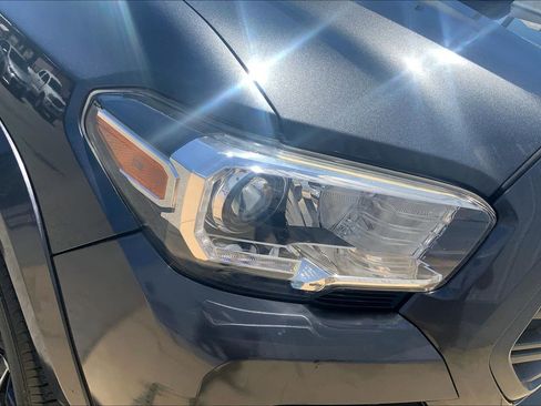 Used 2020 Toyota Tacoma TRD Sport AWD/4WD image 32
