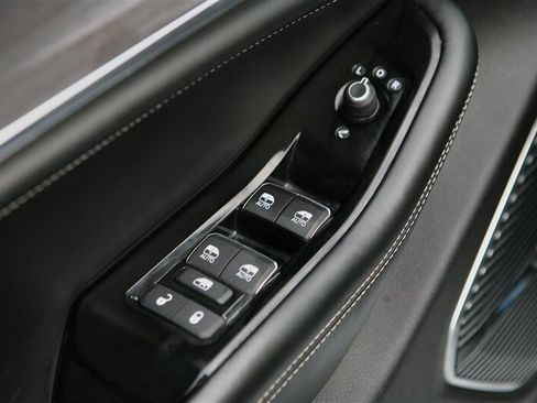 Used 2022 Jeep Grand Cherokee L Overland w/ Advanced Protech Group III image 9