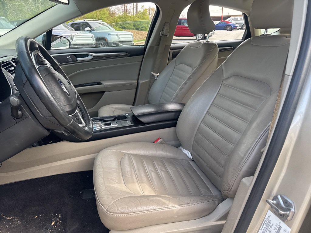 Used 2017 Ford Fusion SE w/ Fusion SE Technology Package FWD image 5
