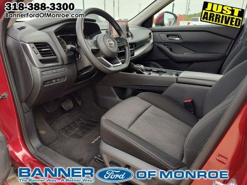 Used 2024 Nissan Rogue SV image 2