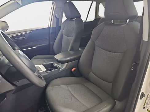 Used 2025 Toyota RAV4 XLE AWD/4WD image 17