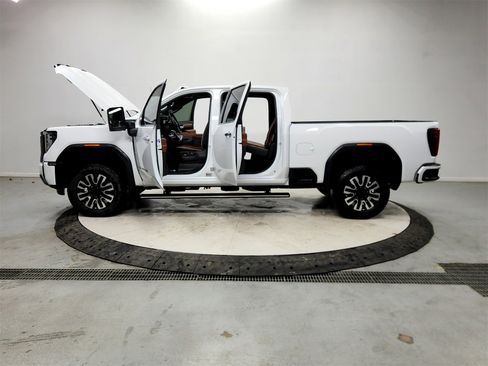 Used 2025 GMC Sierra 2500 Denali Ultimate w/ Max Trailering Package image 12