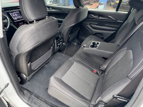 Used 2023 Jeep Grand Cherokee Laredo AWD/4WD image 13