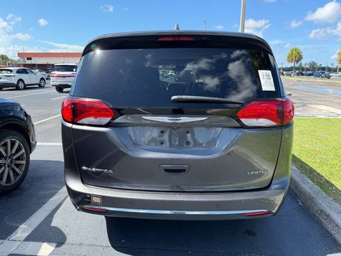Used 2019 Chrysler Pacifica Limited w/ Tire & Wheel Group FWD image 9