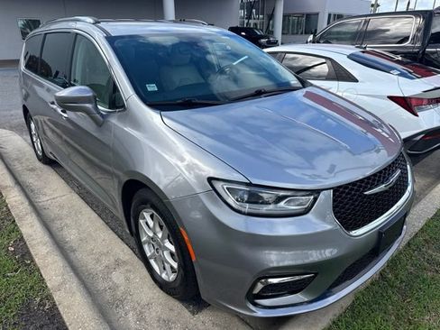 Used 2021 Chrysler Pacifica Touring-L FWD image 2