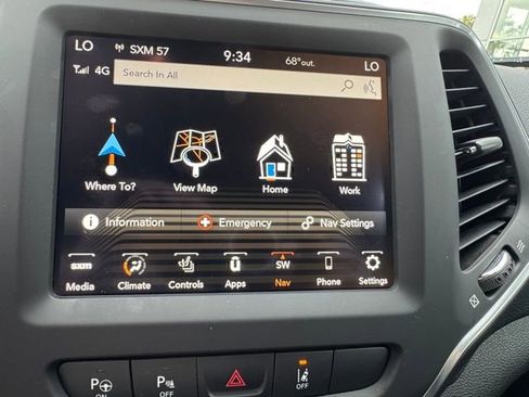 Used 2023 Jeep Cherokee Altitude Lux image 32