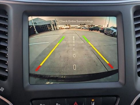 Used 2023 Jeep Cherokee Altitude Lux image 14