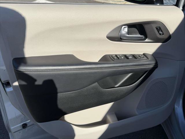 Used 2024 Chrysler Pacifica Touring-L FWD image 17