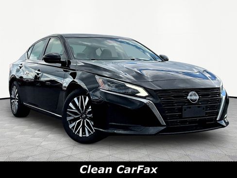 Used 2023 Nissan Altima 2.5 SV w/ SV Premium Package FWD image 3