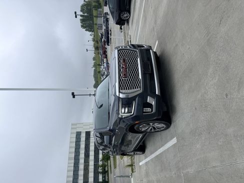 Used 2021 GMC Yukon XL Denali w/ Denali Premium Package AWD/4WD image 3