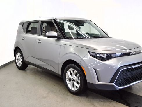 Used 2025 Kia Soul LX w/ LX Technology Package image 2