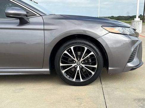 Used 2018 Toyota Camry SE FWD image 5