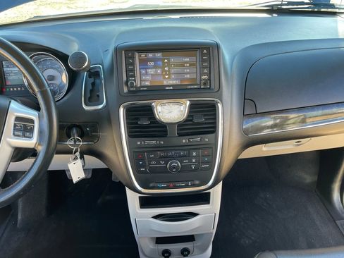 Used 2015 Chrysler Town & Country Touring image 20