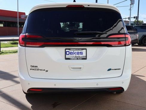 Used 2024 Chrysler Pacifica Limited FWD image 7