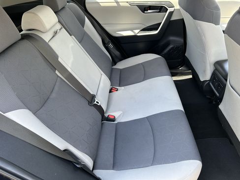 Used 2019 Toyota RAV4 XLE w/ Convenience Package FWD image 11