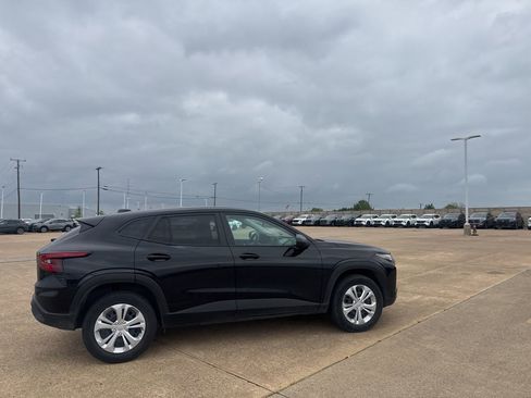 Used 2025 Chevrolet Trax LS image 23