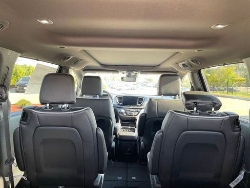 New 2026 Chrysler Pacifica Limited w/ S Appearance Package image 9