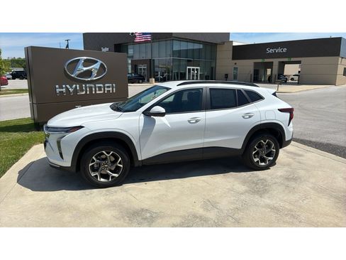 Used 2025 Chevrolet Trax LT w/ LT Convenience Package FWD image 2