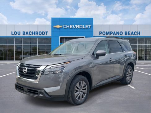 Used 2025 Nissan Pathfinder SV image 3