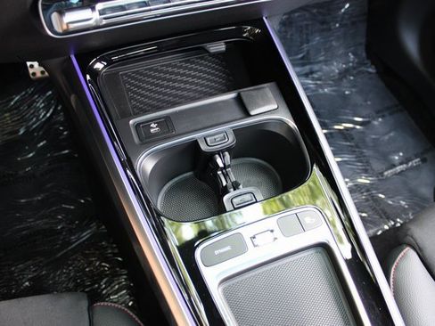 Used 2024 Mercedes-Benz GLB 250 4MATIC image 18