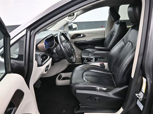 Used 2017 Chrysler Pacifica Touring-L FWD image 10