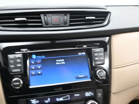 Used 2017 Nissan Rogue SV w/ SV Premium Package image 12