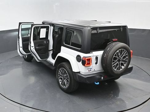 Used 2023 Jeep Wrangler Unlimited Sahara w/ Cold Weather Group AWD/4WD image 23