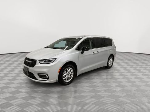 Used 2024 Chrysler Pacifica Touring-L FWD image 5