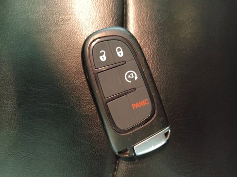 Used 2019 Jeep Cherokee Latitude Plus w/ Cold Weather Group AWD/4WD image 32