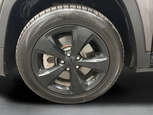 Used 2018 Jeep Cherokee Latitude w/ Altitude Package FWD image 26