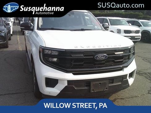 Used 2025 Ford Expedition Active AWD/4WD image 1