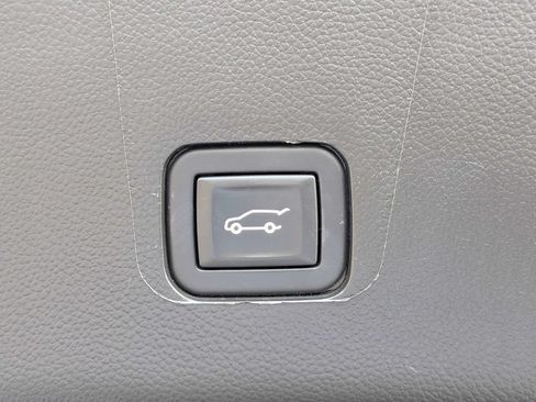 Used 2023 Chevrolet Traverse LT FWD image 14