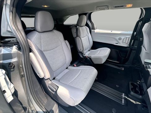 Used 2026 Toyota Sienna LE FWD image 19