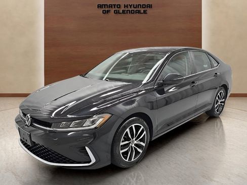 Used 2025 Volkswagen Jetta SE image 2