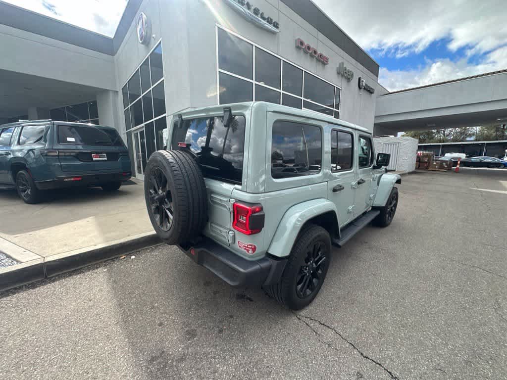 Used 2024 Jeep Wrangler Unlimited Sahara w/ Technology Group AWD/4WD image 3