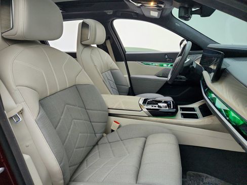 Used 2023 BMW i7 xDrive60 image 28