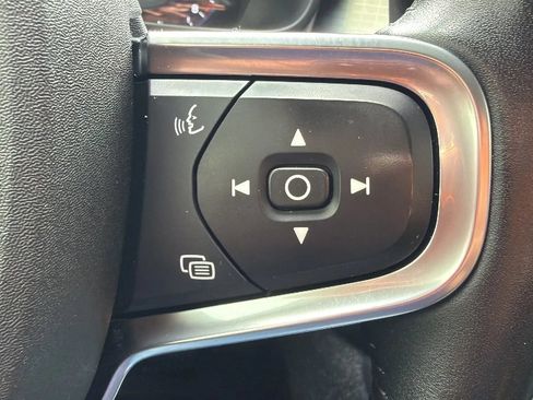 Used 2021 Volvo XC40 T4 Momentum FWD image 11