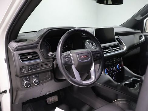 Used 2021 GMC Yukon XL SLT w/ SLT Premium Package image 17