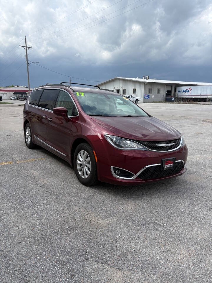 Used 2017 Chrysler Pacifica Touring-L FWD image 2