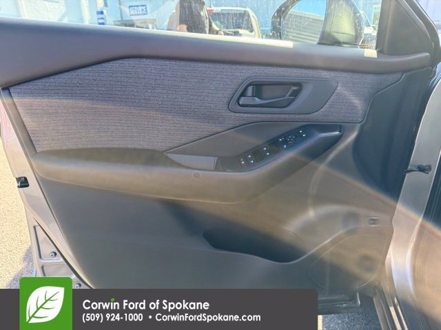 Used 2023 Nissan Rogue S AWD/4WD image 10