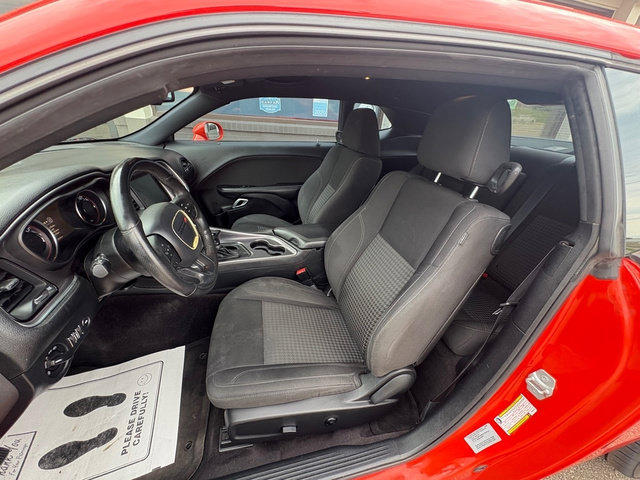 Used 2017 Dodge Challenger SXT w/ Driver Convenience Group RWD image 11
