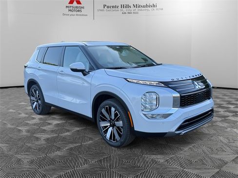 New 2025 Mitsubishi Outlander SE image 3