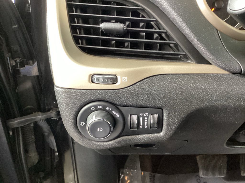 Used 2017 Jeep Cherokee Latitude AWD/4WD image 19