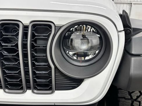 Used 2026 Jeep Gladiator Mojave AWD/4WD image 8