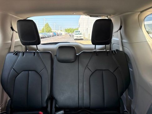 Used 2023 Chrysler Pacifica Touring-L AWD/4WD image 8