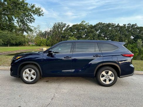 Used 2021 Toyota Highlander LE FWD image 3