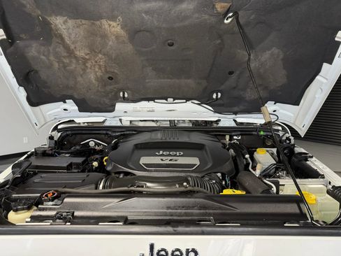 Used 2015 Jeep Wrangler Unlimited Rubicon w/ Connectivity Group AWD/4WD image 39